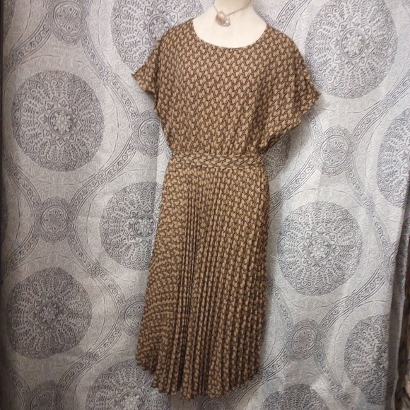 Shein Plus Size A-Line All Over Print Dress with Pleats and Belt Size2XL - Picture 9 of 16